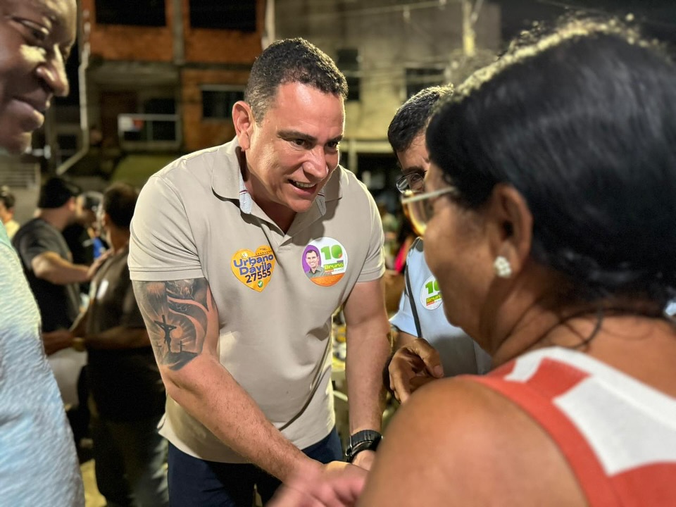 Da Vitória com apoiadores em evento noturno