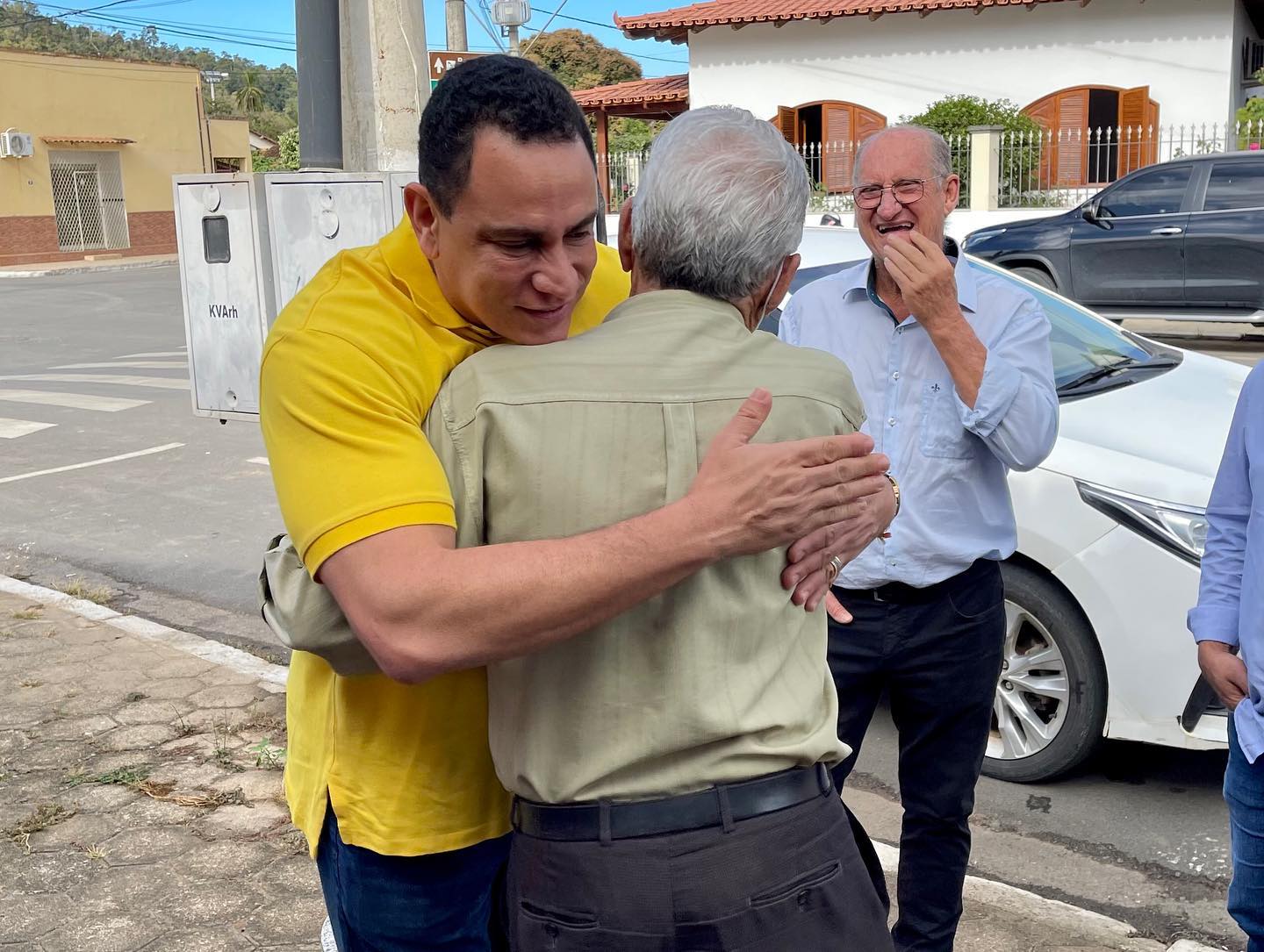 Da Vitória abraçando morador em visita à cidade